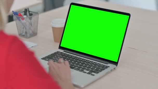 Mulher Nova Usando Laptop Com Tela Chave Verde Chroma — Vídeo de Stock