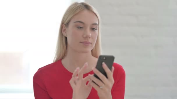 在智能手机上对失败的愤怒的年轻女性 — 图库视频影像