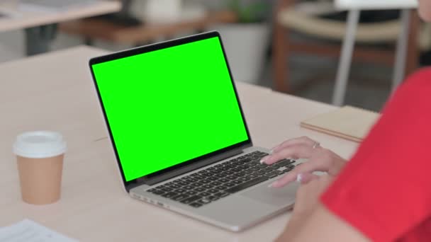 Молода Жінка Користується Ноутбуком Зеленим Екраном — стокове відео