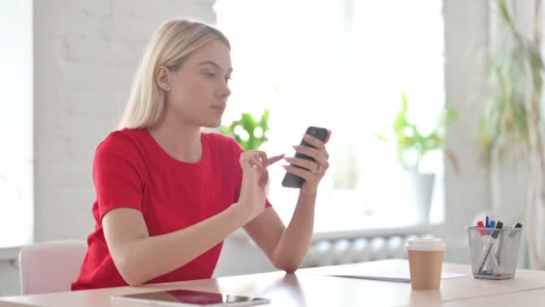 Mujer Joven Molesta Reaccionando Pérdida Teléfono Inteligente — Vídeos de Stock