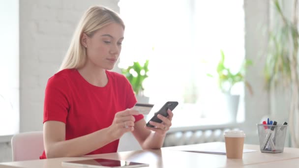 Mujer Joven Haciendo Pago Línea Con Éxito Teléfono Inteligente — Vídeos de Stock