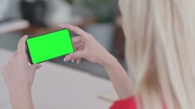 Yeşil Krom Anahtar Ekranlı Akıllı Telefon kullanan Genç Kadın 