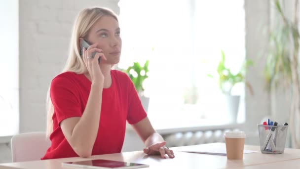 Mujer Joven Enojada Hablando Por Teléfono Trabajo — Vídeos de Stock