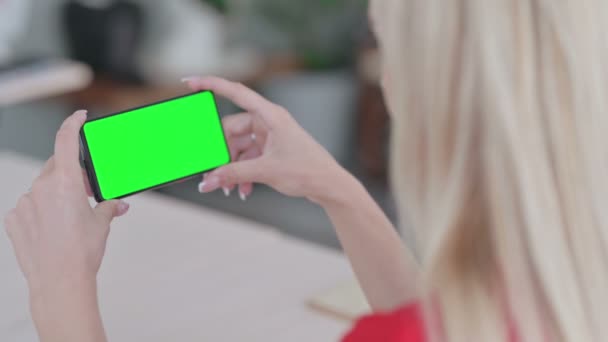 Mujer Joven Usando Smartphone Con Pantalla Clave Croma Verde — Vídeos de Stock