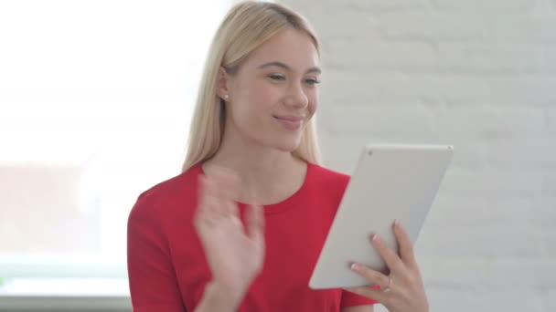 Πορτρέτο Video Call Tablet Από Νεαρή Γυναίκα Στο Γραφείο — Αρχείο Βίντεο