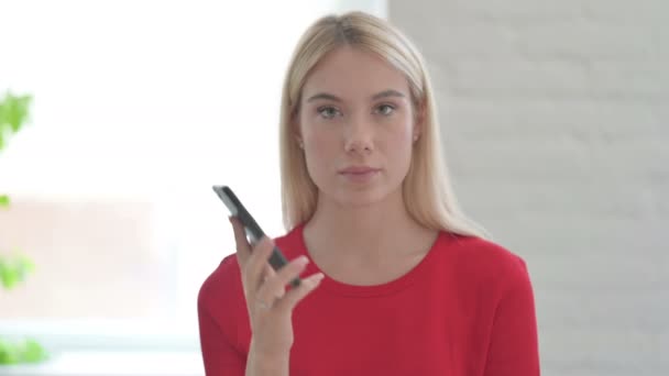 Jeune Femme Parlant Téléphone Discutant Travail — Video