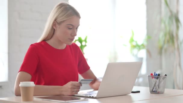Genç Kadın Bilgisayarda Başarılı Çevrimiçi Ödeme Yapıyor — Stok video