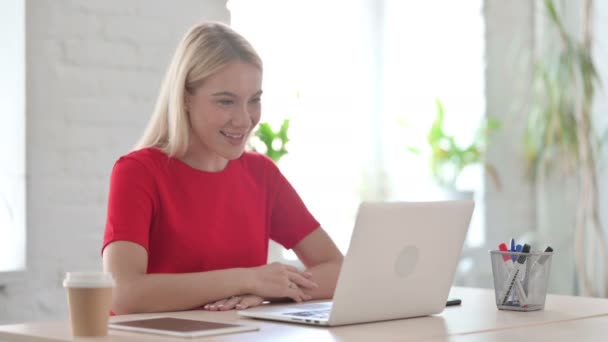 年轻女性在办公室用笔记本电脑进行视频通话 — 图库视频影像