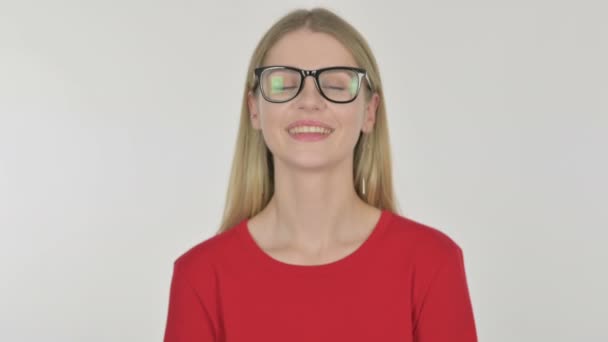 Έγκριση Από Casual Young Woman Κουνώντας Κεφάλι Λευκό Φόντο — Αρχείο Βίντεο
