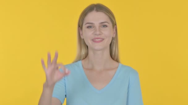 Casual Young Woman Sign Yellow Background — Stock Video