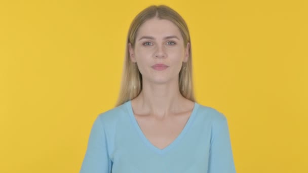 Casual Young Woman Waving Hand Say Hello Yellow Background — Stok video