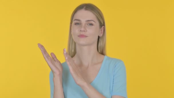 Casual Young Woman Clapping Applauding Yellow Background — Stock Video