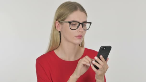 Casual Απώλεια Νεαρής Γυναίκας Στο Smartphone Λευκό Φόντο — Αρχείο Βίντεο
