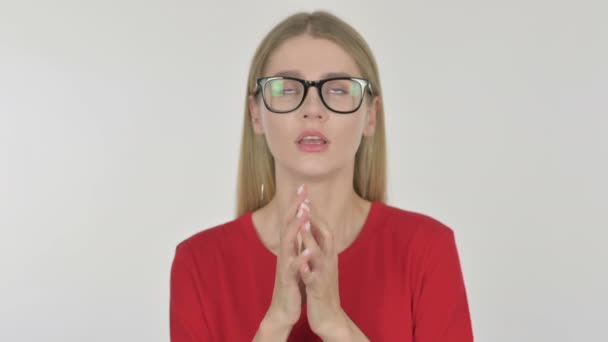 Случайная Молодая Женщина Молится Сложенными Руками Белом Фоне — стоковое видео