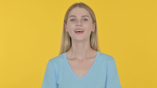 Casual Young Woman Shaking Head Approval Yellow Background — Stockvideo