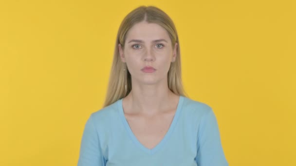 Shocked Casual Young Woman Yellow Background — Stock Video