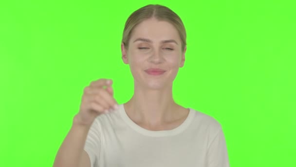 Casual Young Woman Pointing Camera Inviting Green Background — Video