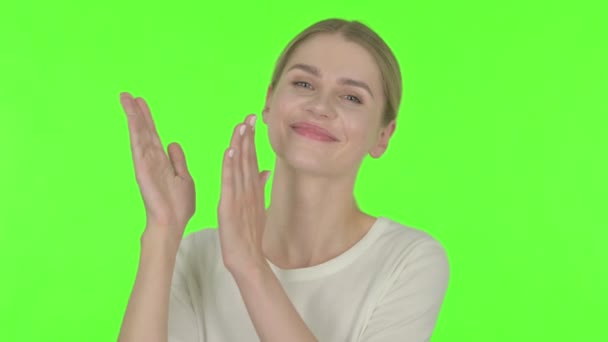 Случайная Молодая Женщина Показывает Сердечную Форму Руками Зеленом Фоне — стоковое видео