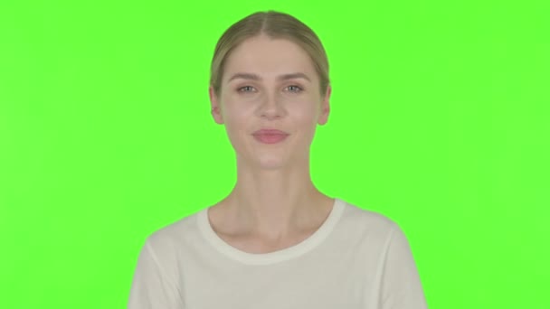 Случайная Молодая Женщина Желает Удачи Белом Фоне — стоковое видео