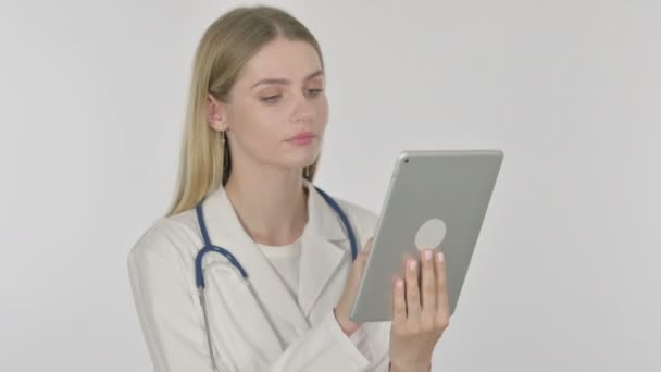 Doctora Joven Usando Tableta Digital Sobre Fondo Blanco — Vídeos de Stock