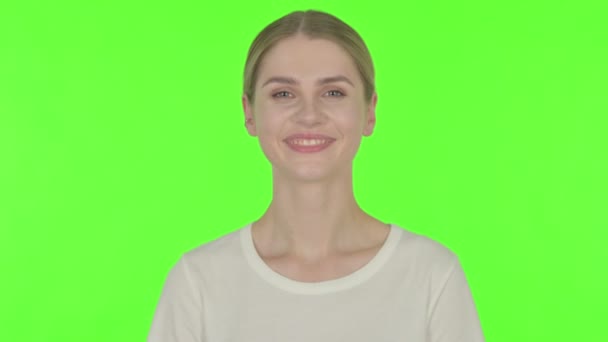 Улыбающаяся Молодая Женщина Зеленом Фоне — стоковое видео