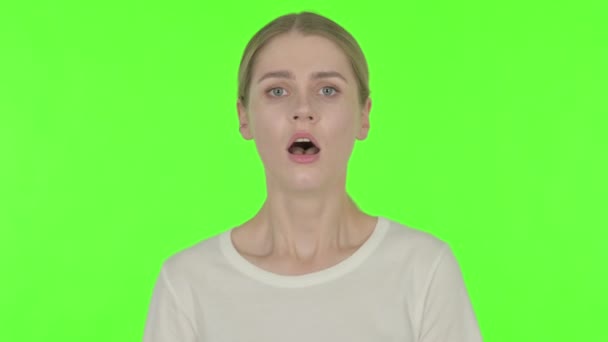 Разочарованная Молодая Женщина Реагирует Потерю Зеленом Фоне — стоковое видео