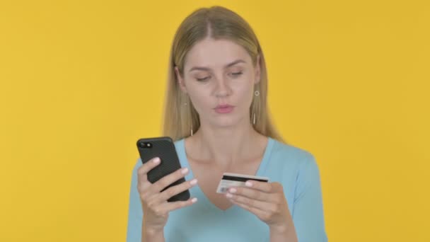 Casual Young Woman Shopping Online Smartphone Yellow Background — Stok Video