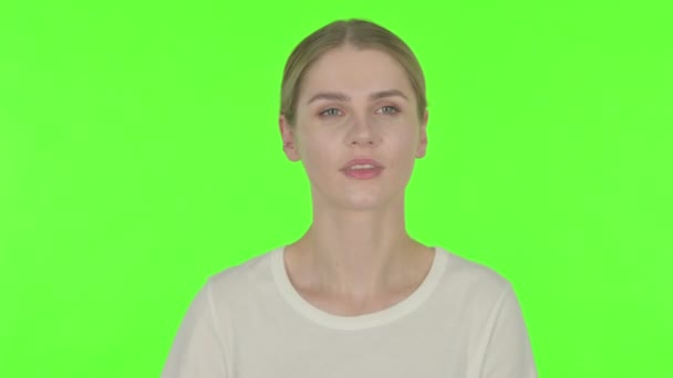 Случайная Молодая Женщина Оглядывается Ищет Зеленый Экран — стоковое видео