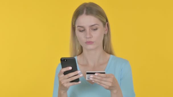 Online Payment Failure Casual Young Woman Yellow Background — Stockvideo