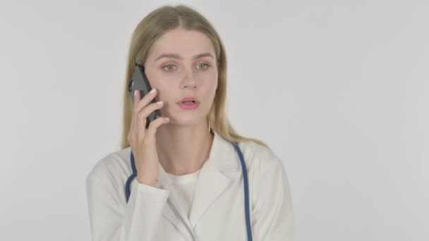 Mladá Žena Lékař Mluví Telefonu Bílém Pozadí — Stock video
