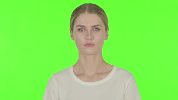 Серьезные Случайные Молодая Женщина Зеленом Фоне — стоковое видео