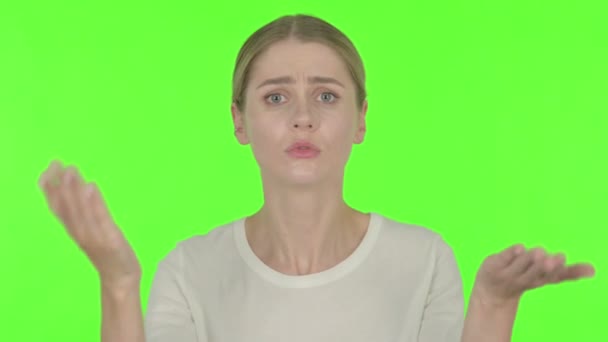 Angry Casual Young Woman Arguing Green Background — Video