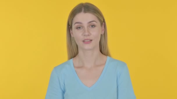 Случайная Молодая Женщина Разговаривает Интернете Видео Вызов Желтом Фоне — стоковое видео