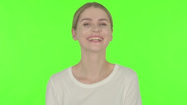 Happy Casual Young Woman Танцует Зеленом Фоне — стоковое видео