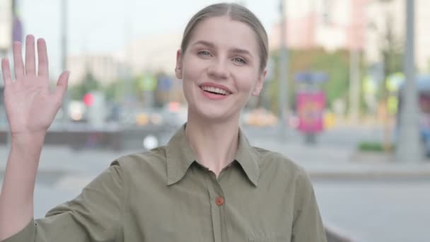 Welcoming Young Woman Waving Hand Hello Outdoor — Vídeos de Stock