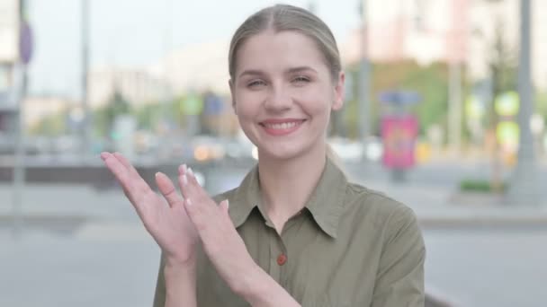 Young Woman Clapping Appreciation Outdoor — Vídeo de stock