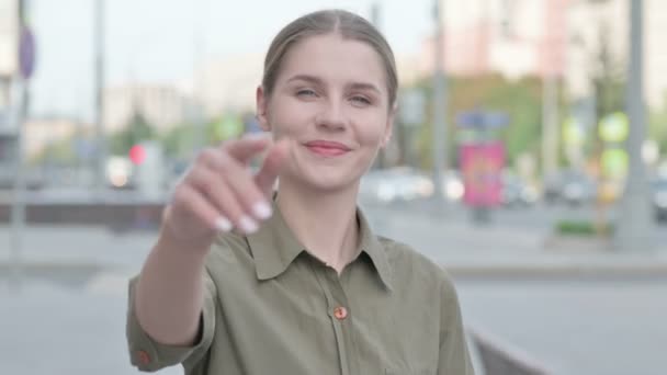 Young Woman Pointing Camera Inviting Outdoor — Vídeos de Stock