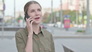 Genç kadın konuşurken ayakta açık iken telefon
