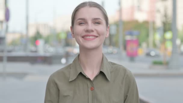 Portrait Young Woman Smiling Camera Outdoor — Vídeos de Stock