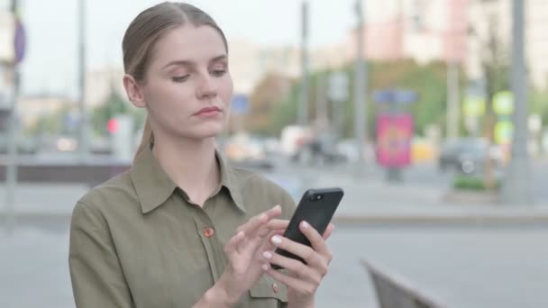 Молодая Женщина Просматривает Интернет Смартфоне Улице — стоковое видео