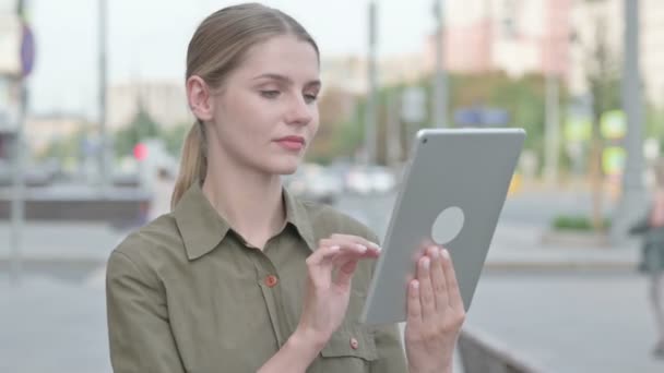 Mujer Joven Usando Tableta Digital Aire Libre — Vídeos de Stock