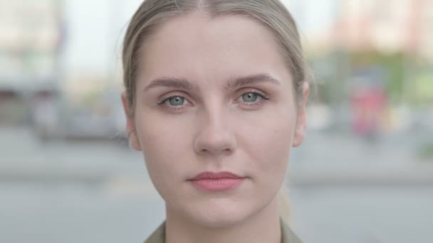 Close Young Woman Face Looking Camera Outdoor — Wideo stockowe