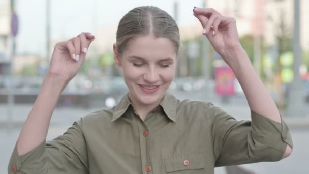Молодая Женщина Танцует Чувствует Себя Счастливой Открытом Воздухе — стоковое видео