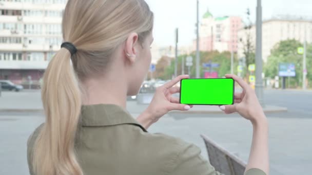 Young Woman Holding Horizontal Smartphone Chrome Key Screen Outdoor — Vídeos de Stock