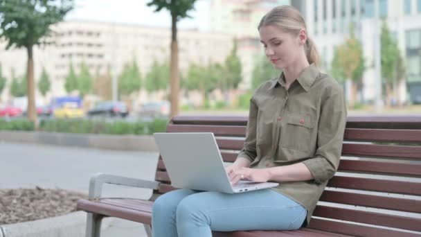 Agree Young Woman Pointing Camera While Sitting Bench Outdoor — Stock Video