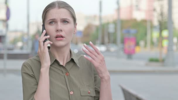 Angry Young Woman Talking Phone Outdoor — Vídeos de Stock