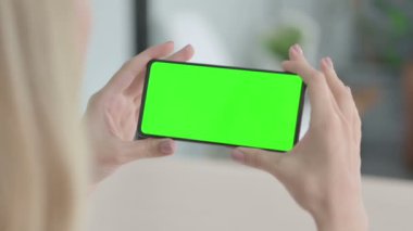 Sarışın Genç Kadın Kroma Anahtarlı Akıllı Telefon Kullanıyor