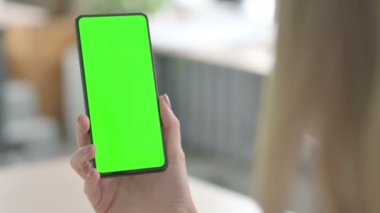 Sarışın Genç Kadın Yeşil Ekran ile Akıllı Telefon Kullanıyor 