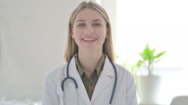 Kameraya gülümseyen Bayan Doktor 'un Portresi 