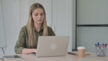 Laptop Kapandıktan Sonra Sarışın Genç Kadın Ofisten Çıkıyor